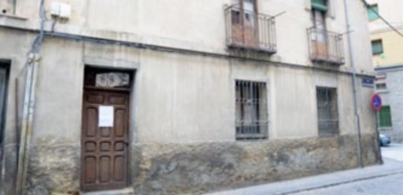 Edificio de tres plantas ocupado por un colectivo que pretende crear en el un centro social autogestionado. / KAMARERO