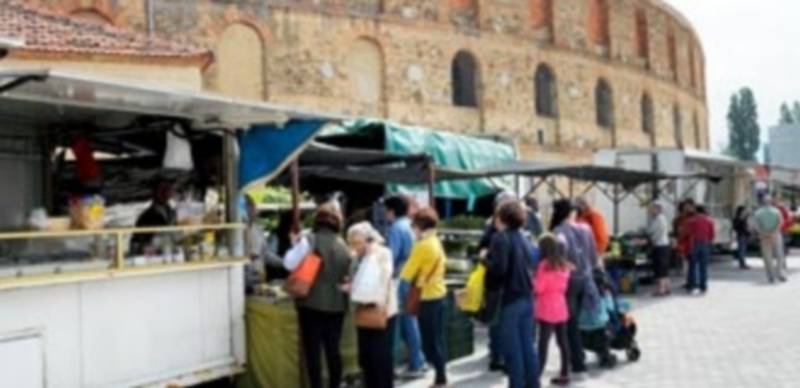 El mercado al aire libre de los sábados permanecerá hoy todavía en el entorno de la plaza de toros. / Kamarero