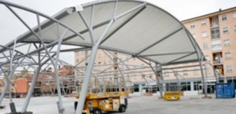 Comienza a instalarse la cubierta de la campa en la estación de autobuses 1 Una parte de la estructura metálica cuenta ya con cubierta textil tensada. / KAMARERO