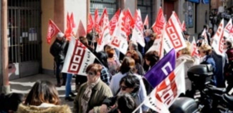 Comisiones Obreras y UGT se concentraron frente a la sede de la Federación Empresarial Segoviana. / KAMARERO