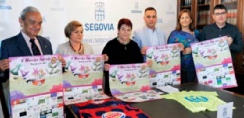 La cofradía presentó ayer esta marcha popular en el Ayuntamiento de Segovia. / KAMARERO