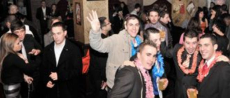 Muchos jóvenes decidieron disfrutar de la fiesta a través de los típicos “bonocopas” que ofrecen los establecimientos segovianos./Kamarero