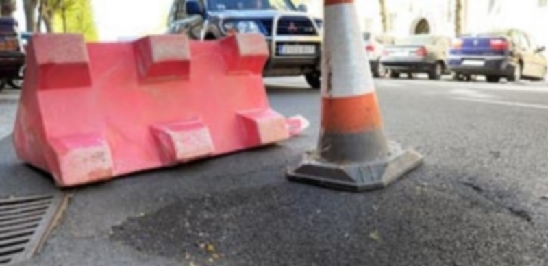 Señalización de uno de los hundimientos registrados en uno de los tramos de la avenida de la Constitución. / KAMARERO