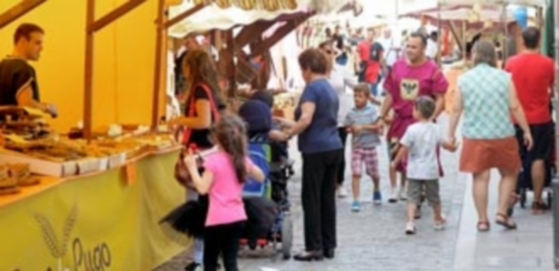 El Mercado del Arrabal estuvo muy animado durante la jornada de ayer sábado. / KAMARERO