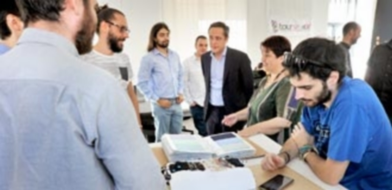 La alcaldesa y el concejal de Innovación conocieron ayer de primera mano las evaluaciones de trece proyectos del programa Segovia Open Future. / KAMARERO