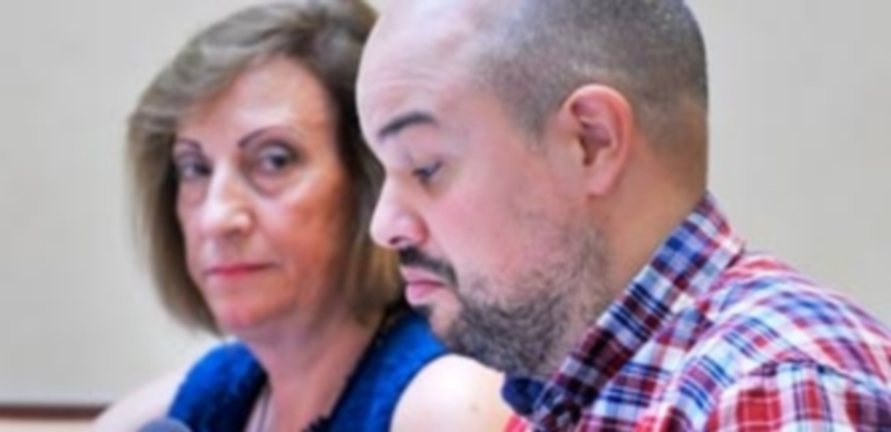 García Orejana observa a Galindo durante una intervención del edil de IU. / K.