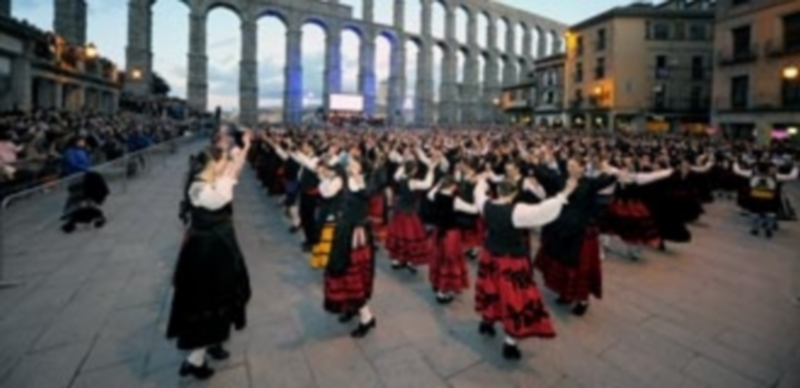 La Asociación de Autismo celebrará el ‘Guinnes’ con una fiesta popular 1 El récord Guinnes se consiguió gracias a las 727 personas que bailaron la jota de Chatún en el Azoguejo. / KAMARERO
