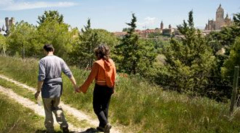 Una pareja pasea por la traza del camino que discurre en la zona de páramo situada en los altos del Pinarillo./Kamarero