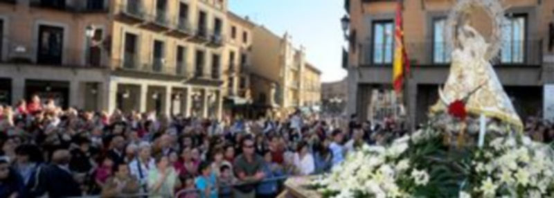 Una cerrada ovación recibió a la virgen de La Fuencisla a su llegada a la Plaza del Azoguejo
