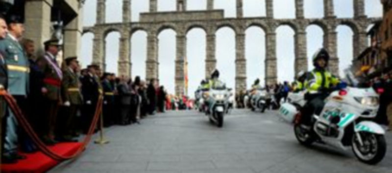 Las autoridades contemplaron el desfile desde el Azoguejo por la Avenida Fernández Ladreda con el que se puso fin al acto castrense desarrollado a los pies del Acueducto. / Kamarero
