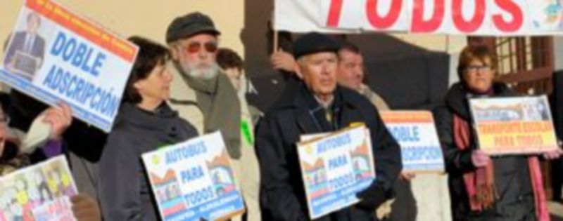 Vecinos de varios municipios de la zona de Navafría y Pedraza se manifestaron en la plaza de José Zorrilla./Kamarero