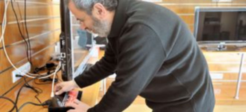 Un técnico instala un decodificador para recibir la señal digital en buenas condiciones. /Kamarero