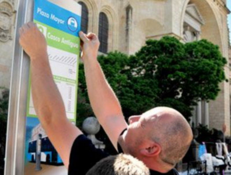 Un empleado de la empresa encargada del mantenimiento de las marquesinas