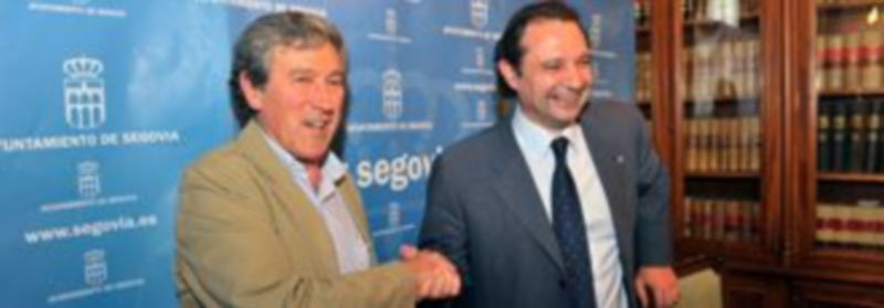 Luis Peñalosa y Pedro Arahuetes se estrechan la mano tras firmar ayer