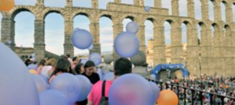 La suelta de globos en la Plaza del Azoguejo fue una de las acciones más participativas de la ultima edición de la Noche de Luna Llena. / Kamarero.