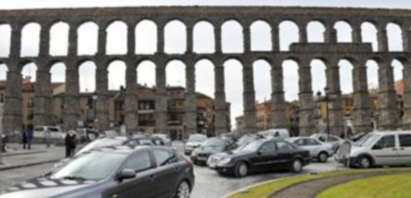 Los arquitectos reclaman al Ayuntamiento que elabore un plan que permita alejar más el tráfico del Acueducto en la zona oriental. / Kamarero