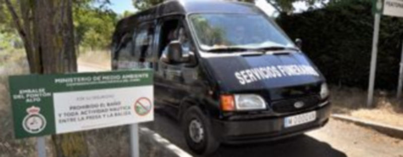 El cadáver del ahogado es trasladado en una furgoneta funeraria