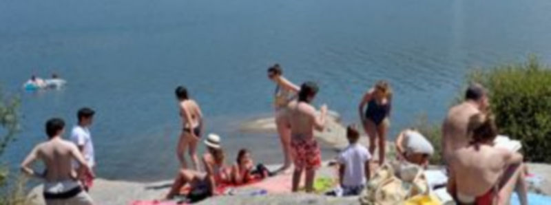 Varios excursionistas nadaron en el Pontón Alto este fin de semana para refrescarse