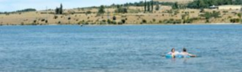 Dos personas se bañan en el embalse del Pontón Alto