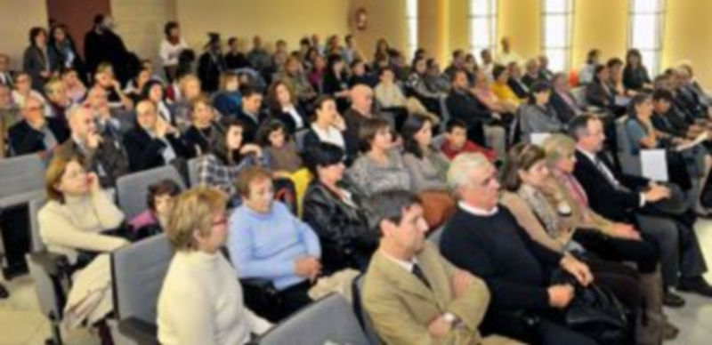 Integrantes de la comunidad universitaria del centro asociado de la Uned y representates de las instituciones segovianas durante la ceremonia oficial de apertura del curso. / Kamarero