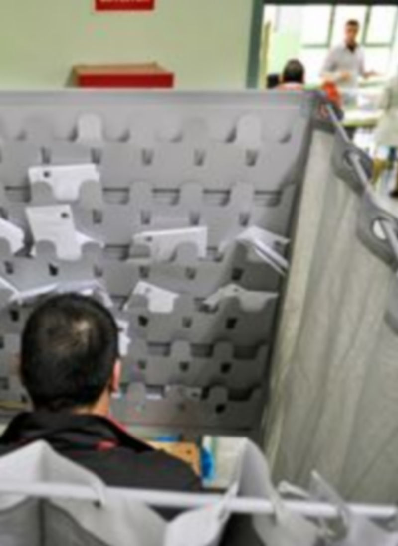 Un votante ultima la preparación de su voto en una de las cabinas. / Kamarero