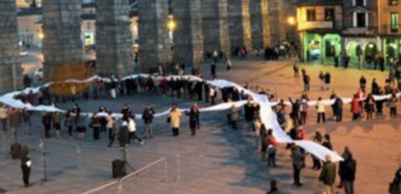 Los participantes en el acto central del día formaron un gran lazo blanco en la plaza del Azoguejo. / Kamarero