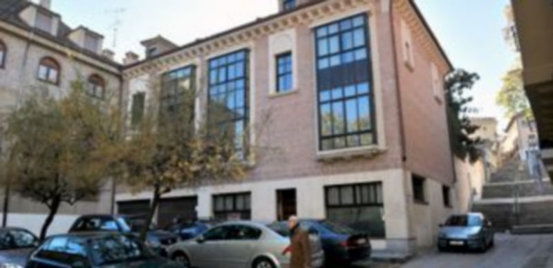 La casa de la calle de La Parra fue construída hace 16 años. Una sentencia del TSJ anuló en 1996  la licencia que concedió el Ayuntamiento de Segovia tres años antes. / Kamarero