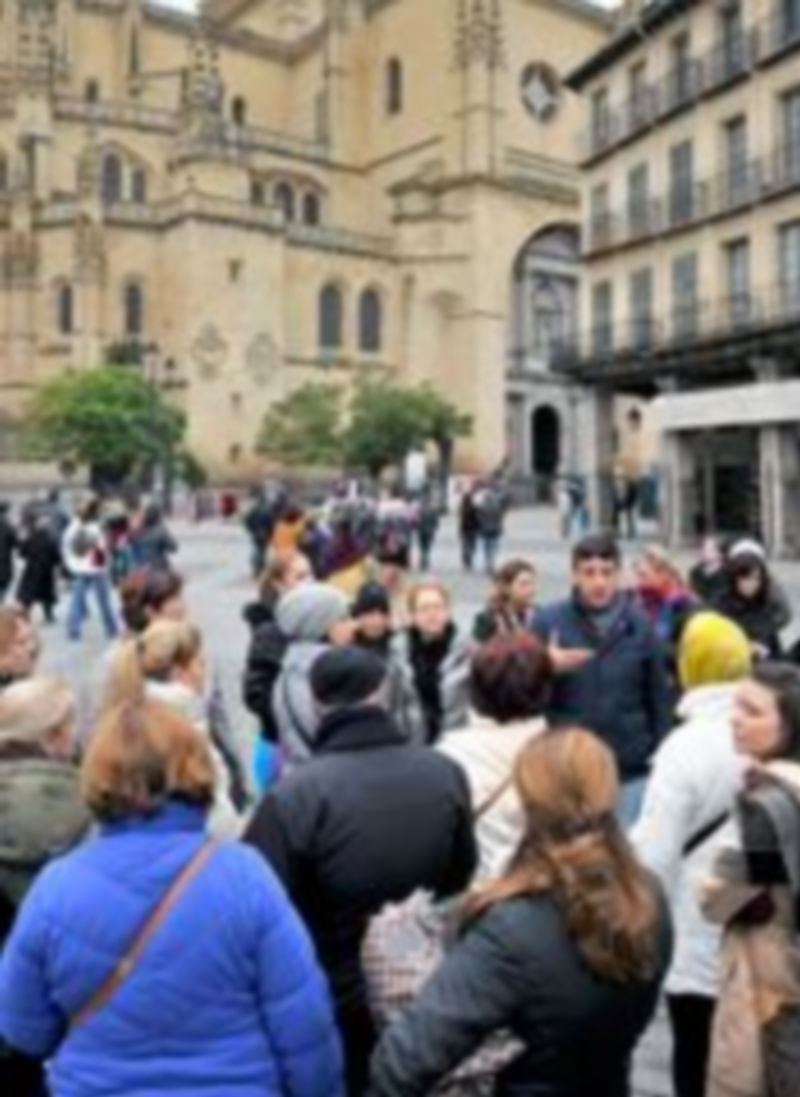 El sábado y el lunes la demanda obligó a aumentar el número de visitas guiadas que ofrece la empresa municipal de turismo. / Kamarero