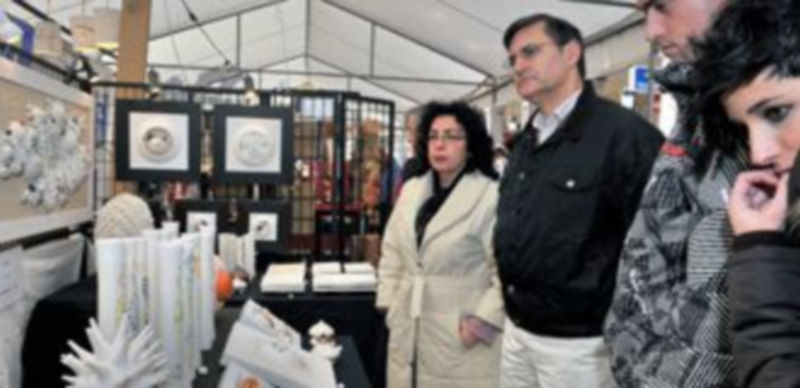 El público respondió inmediatamente a la convocatoria de los ceramistas y  pocos minutos después de abrir la exposición ya había personas interesadas en conocer las piezas que este año se exhiben./K.