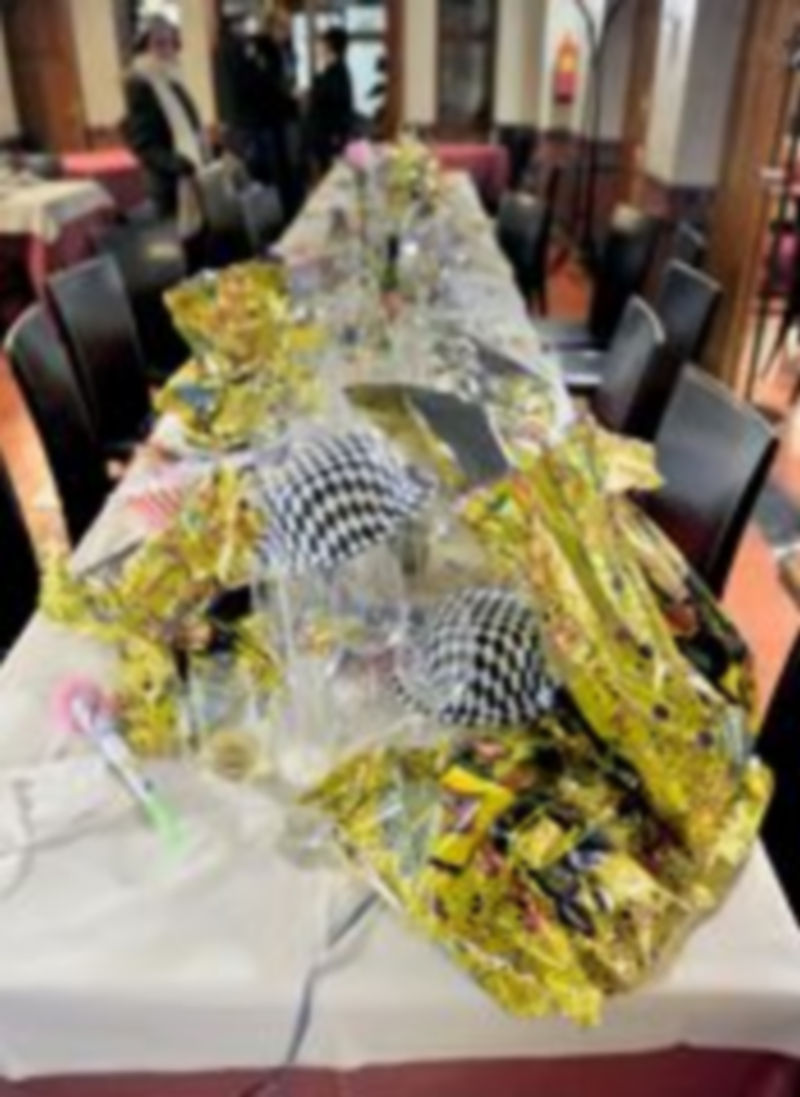 La crisis provoca la reducción de aguinaldos y que los restaurantes bajen los precios de sus menús navideños. / kamarero