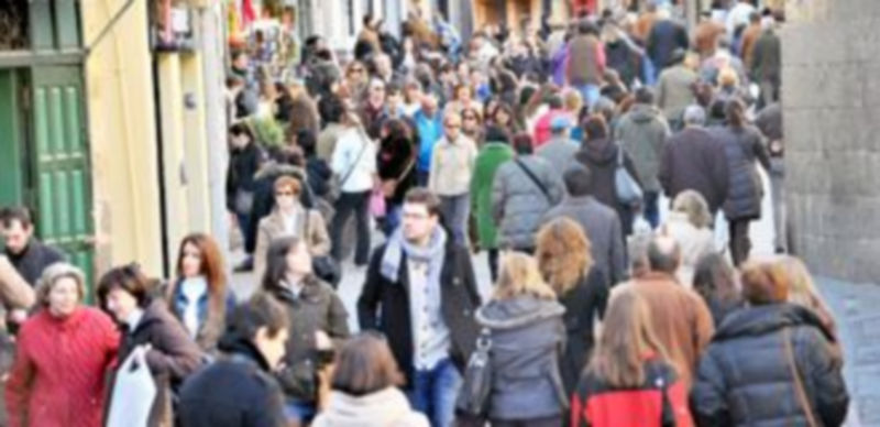 El buen tiempo y la coincidencia en sábado del primer día de las rebajas de invierno hicieron que las calles del centro estuvieran muy concurridas durante toda la jornada de ayer. / Kamarero