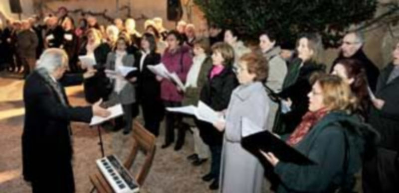 La Coral Voces de Castilla interpretó dos piezas polifónicas inspiradas en poemas de Antonio Machado al inicio del homenaje./ Kamarero