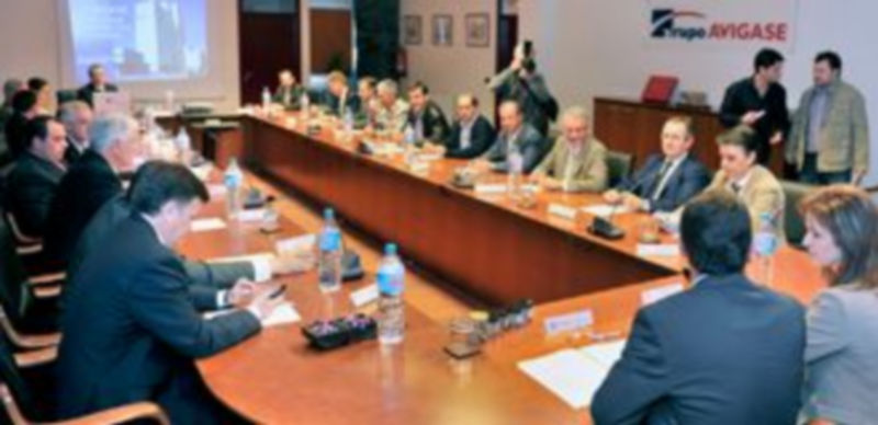 Un momento de la reunión que mantuvo el consejo rector de la cooperativa Avigase con la consejera de Agricultura de la Junta