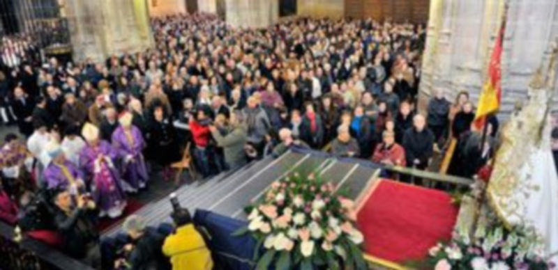 Centenares de segovianos entonaron con emoción el himno dedicado a la patrona de Segovia una vez concretada la coronación de la imagen