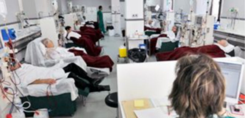 Unidad de diálisis del centro Los Olmos que la Fundación Renal Iñigo Álvarez de Toledo (FRIAT) tiene funcionando en salas del Hospital La Misericordia desde el año 1995. / Kamarero.