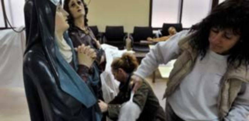 Las vecinas de San José preparaban ayer los conjuntos El Calvario