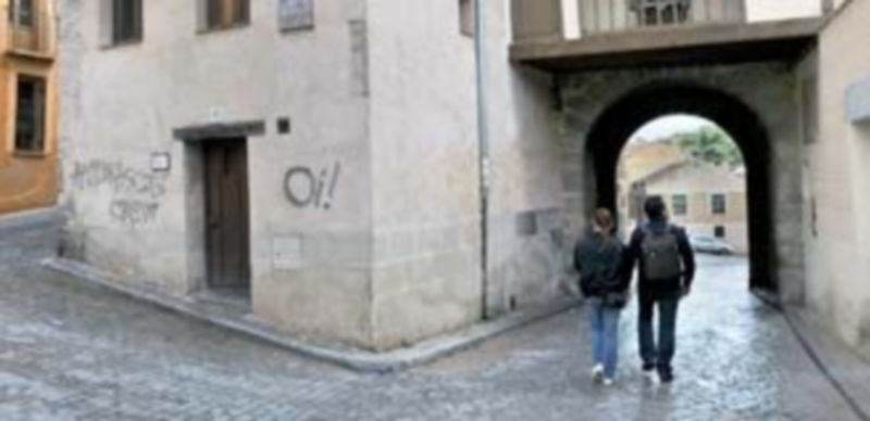 El entorno del Arco del Socorro es escenario de frecuentes pintadas. El Ayuntamiento ha instalado una cámara