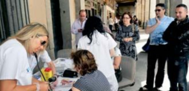 Las enfermeras realizaron tomas de tensión arterial y glucemia capilar a todos aquellos que así lo solicitaron. / Kamarero.