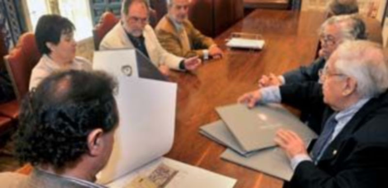 La Comisión entregó ayer al alcalde la documentación definitiva sobre el monumento al Marqués de Lozoya. /Kamarero