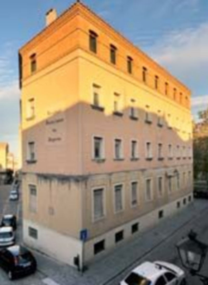 El edificio del Hospital Policlínico permanece cerrado desde el año 2008. / Kamarero