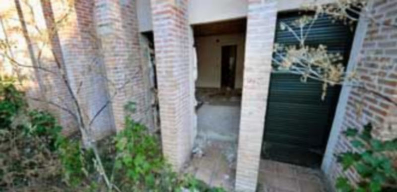 En un muro de contención fueron camuflados hasta 46 miniapartamentos. / Kamarero