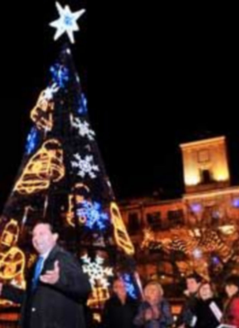 La Navidad ilumina Segovia gracias a 181 arcos, un abeto y un belén gigantes 1 El alcalde