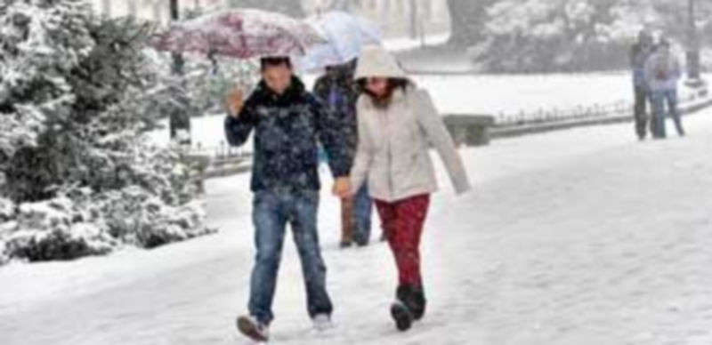 Una pareja pasea bajo la nieve en los jardines del Real Sitio de San Ildefonso. / Kamarero