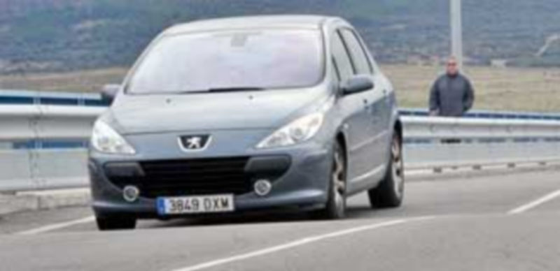 El hundimiento de la calzada se aprecia especialmente en la zona del puente que sortea la variante SG-20. / Kamarero