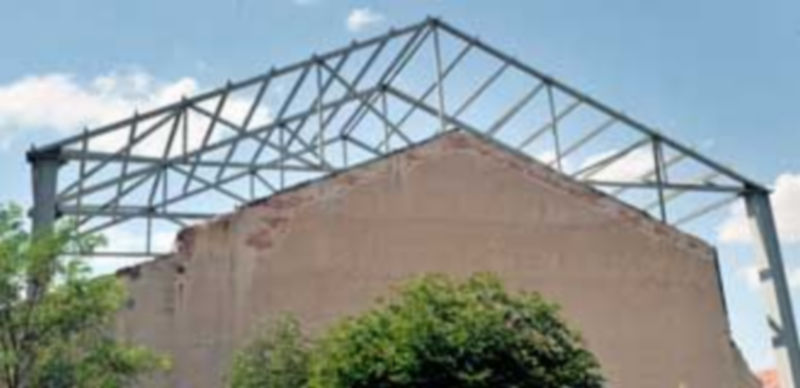 En el solar quedan unas cerchas o estructuras metálicas de lo que iba a ser la cubierta del nuevo teatro. / Kamarero