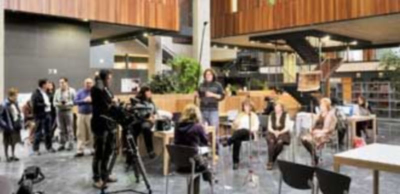 El equipo de Informe Semanal durante la grabación del reportaje en la biblioteca del Campus María Zambrano. / Kamarero