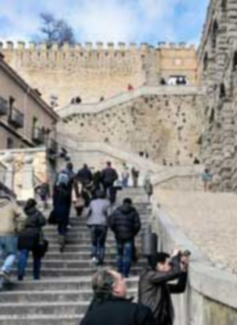 El ‘puente’ de San José y los eventos programados animan al sector turístico 1 La afluencia de visitantes se apreció en lugares como las escaleras del Postigo. / Kamarero