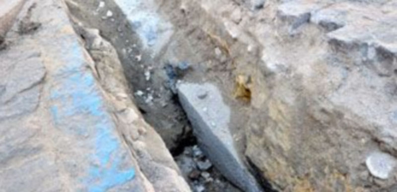 Imagen en la que puede verse un sillar de granito del antiguo puente sobre el Clamores. Los restos están ya enterrados./A.K.