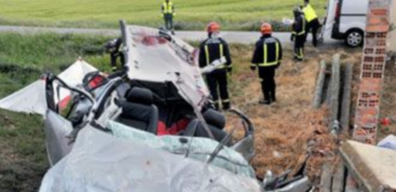 El techo del vehículo quedó completamente hundido tras el vuelco