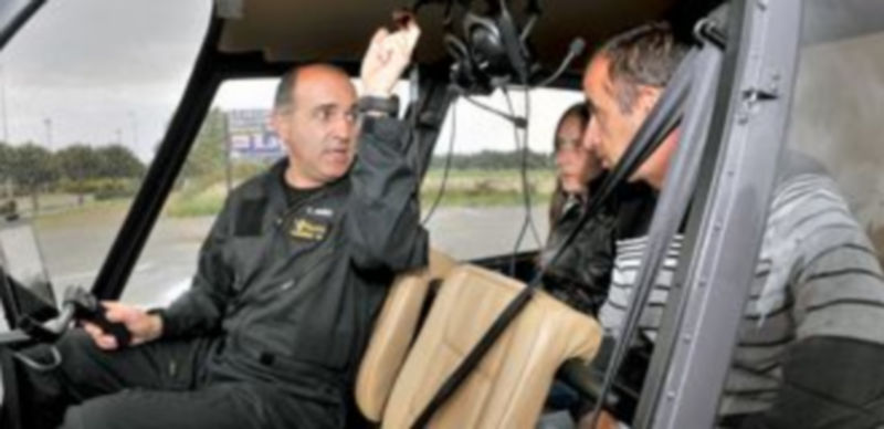 Un helicóptero particular llevó a los familiares del hombre desaparecido para ayudar en la labor de localización. / Kamarero